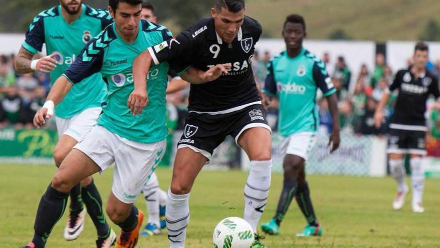 David Grande controla el balón ante Gándara en el Lealtad-Racing de la primera vuelta en Les Caleyes.