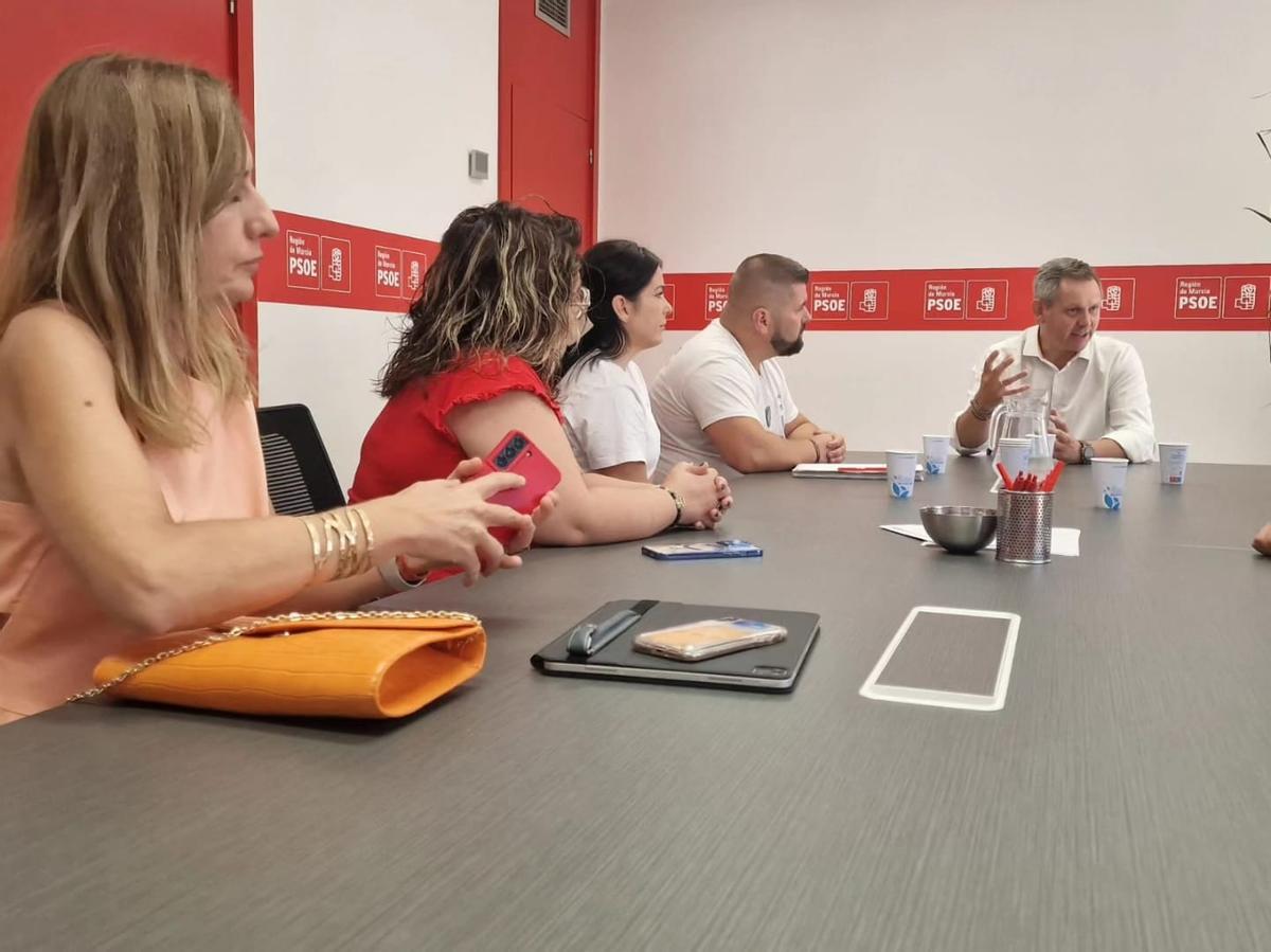 Reunión entre los familiares de Sara Gómez y representantes del Ministerio en la sede regional de PSOE.