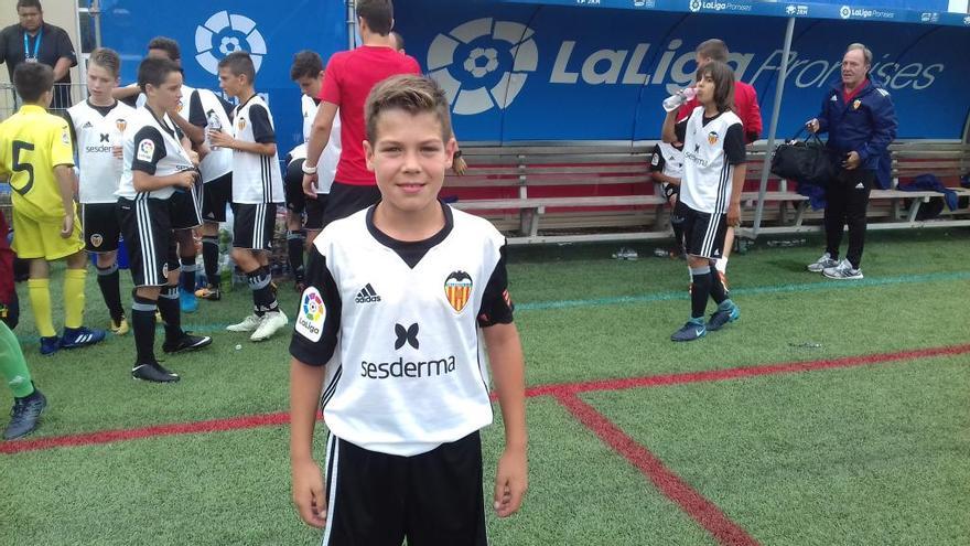 Eloy, antes de recoger el trofeo como mejor jugador.