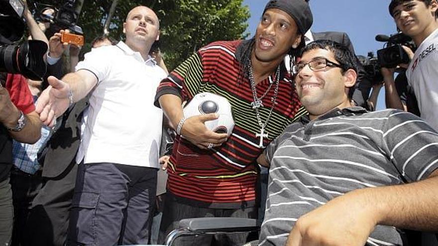 Ronaldinho: &quot;Espero que todos se diviertan conmigo&quot; El brasileño fue recibido en Milán por una multitud de seguidores y aseguró que siempre quiso jugar en este club