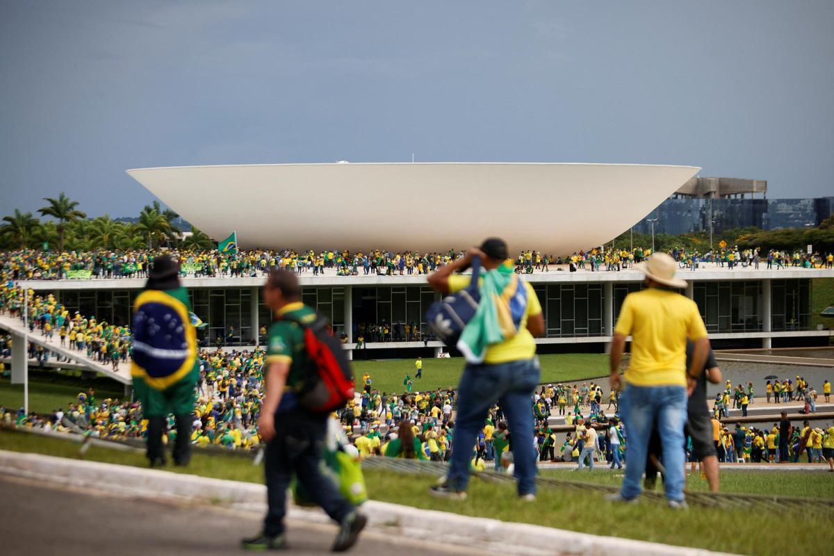 Milers de simpatitzants de Bolsonaro assalten el Congrés, la Presidència i el Suprem del Brasil.