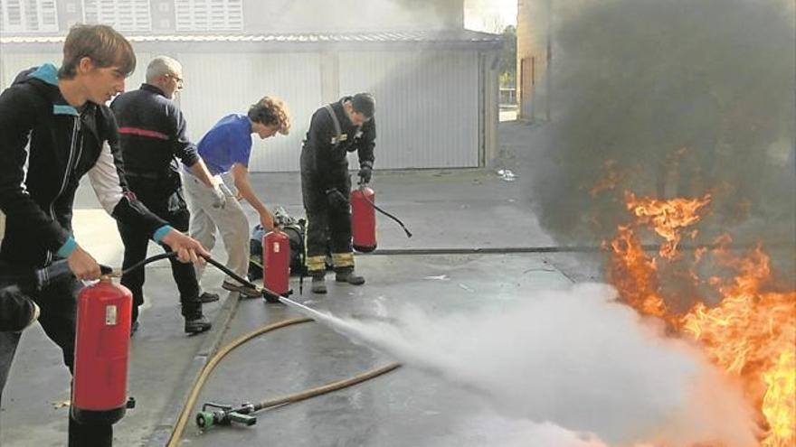 Los bomberos explican en una charla las tareas que realizan