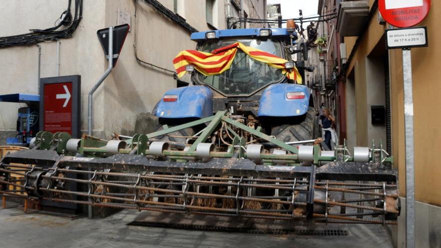 Un tractor barra el pas en un dels carrers a Santpedor.