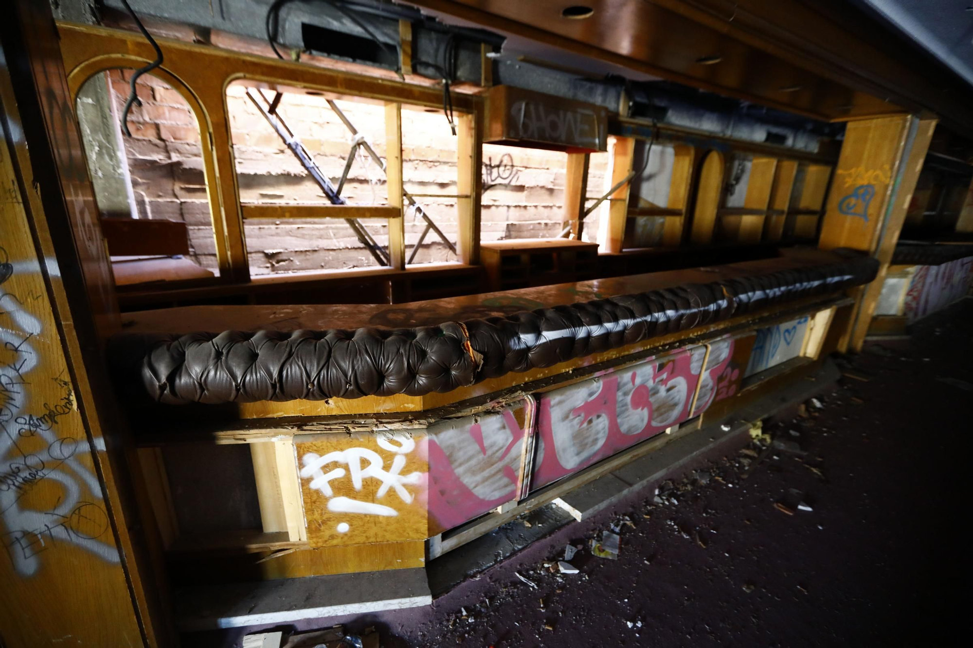 Así se encuentra el abandonado casino Montesblancos, en Alfajarín