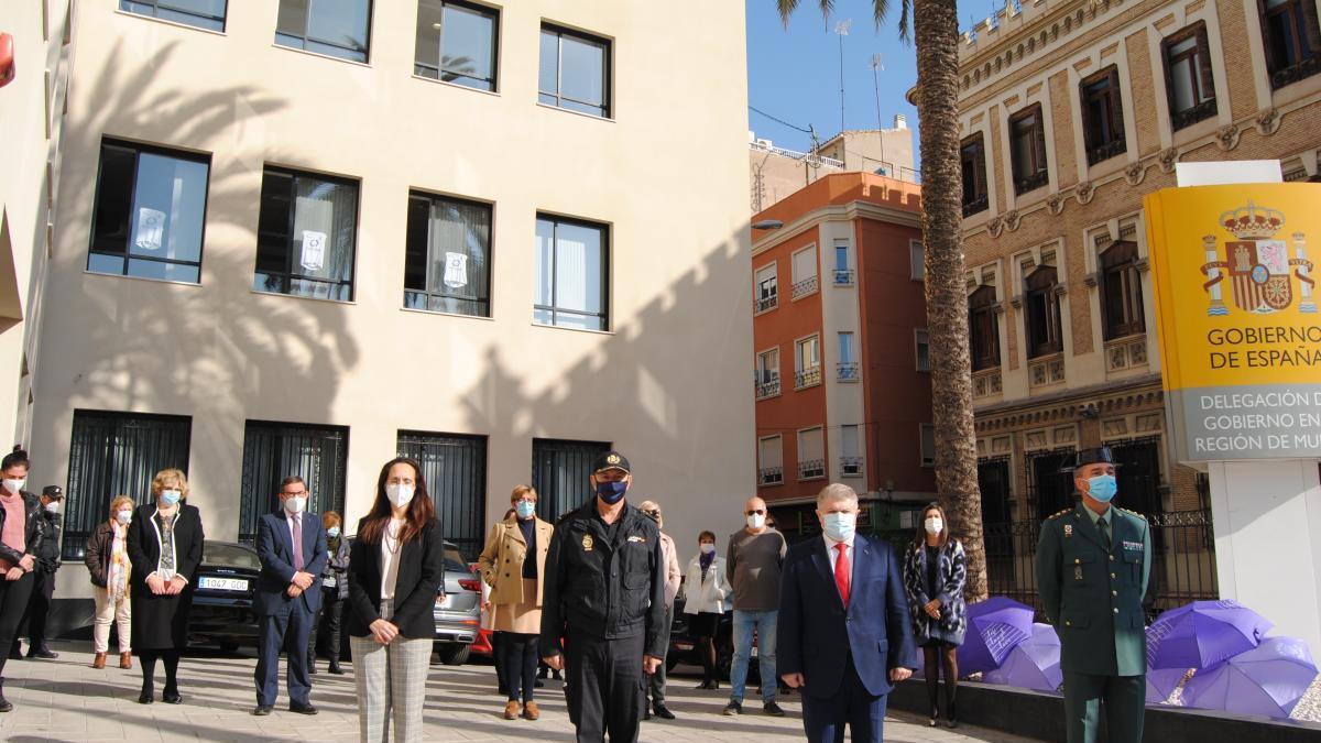 Minuto de silencio en la Delegación del Gobierno para conmemorar el  Día Internacional contra la Violencia de Género.