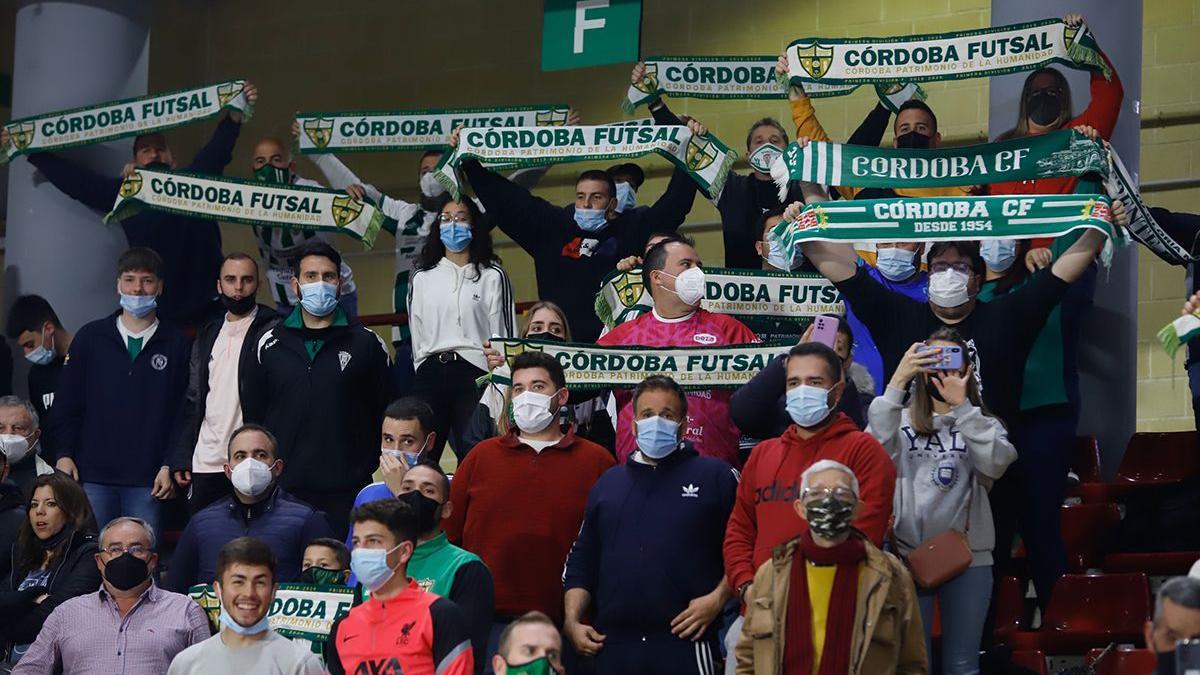 Aficionados cordobesistas en el Palacio de Deportes Vista Alegre.