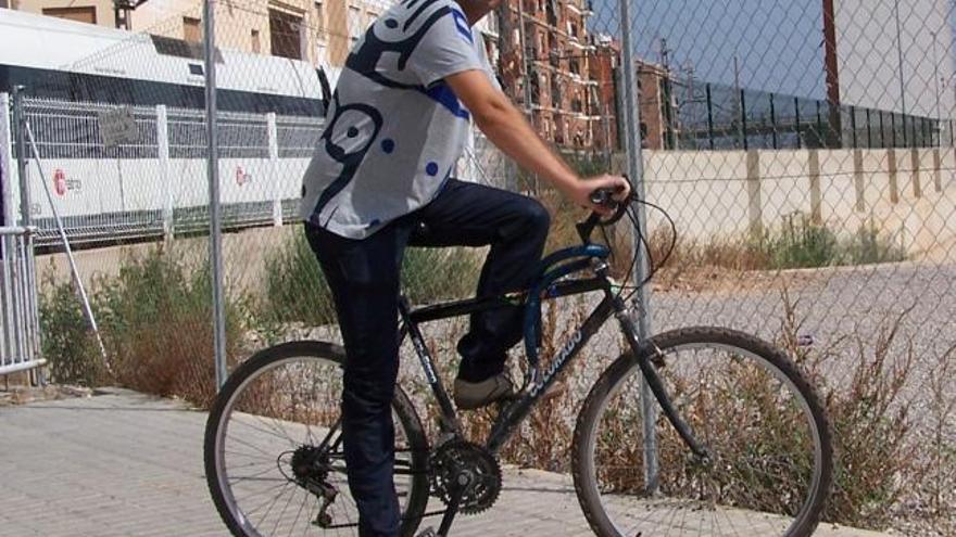 Jordi Sebastià utiliza a menudo la bicicleta por Burjassot.