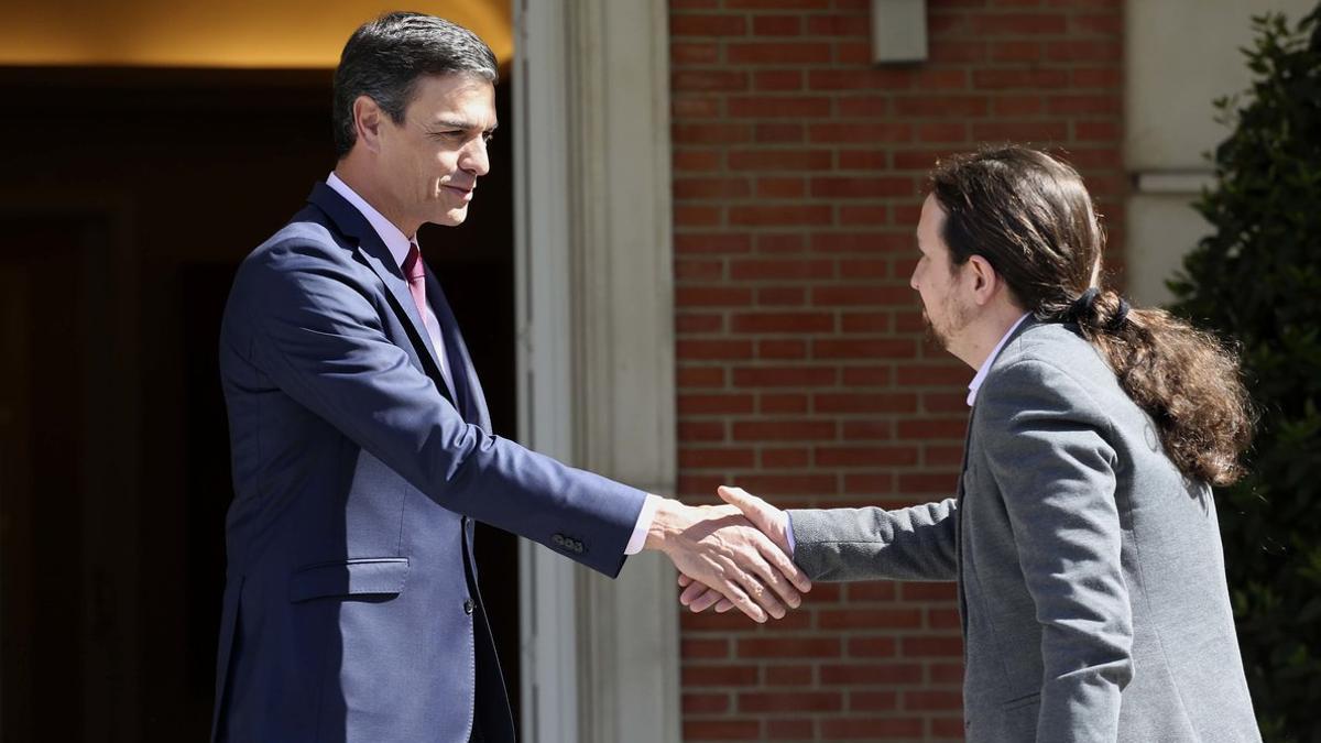 El presidente del Gobierno en funciones, Pedro Sánchez, recibe al líder de Unidas Podemos, Pablo Iglesias, en la Moncloa.