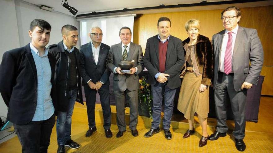 Xosé Fuentes Alende, en el centro, junto a los miembros del jurado. // Iñaki Abella