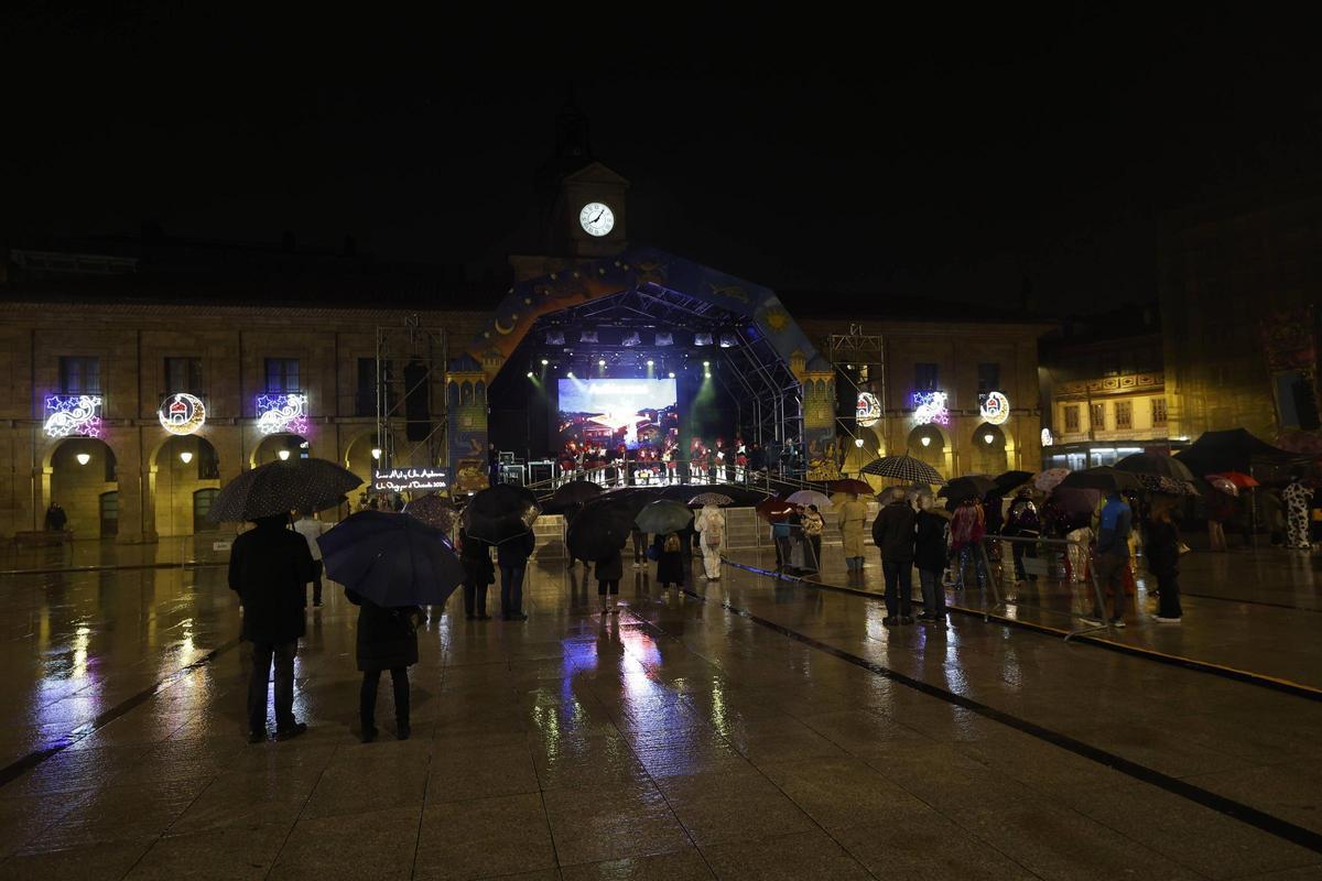 En imágenes: El concurso de murgas de Avilés bajo la lluvia En imágenes: El concurso de murgas de Avilés bajo la lluvia