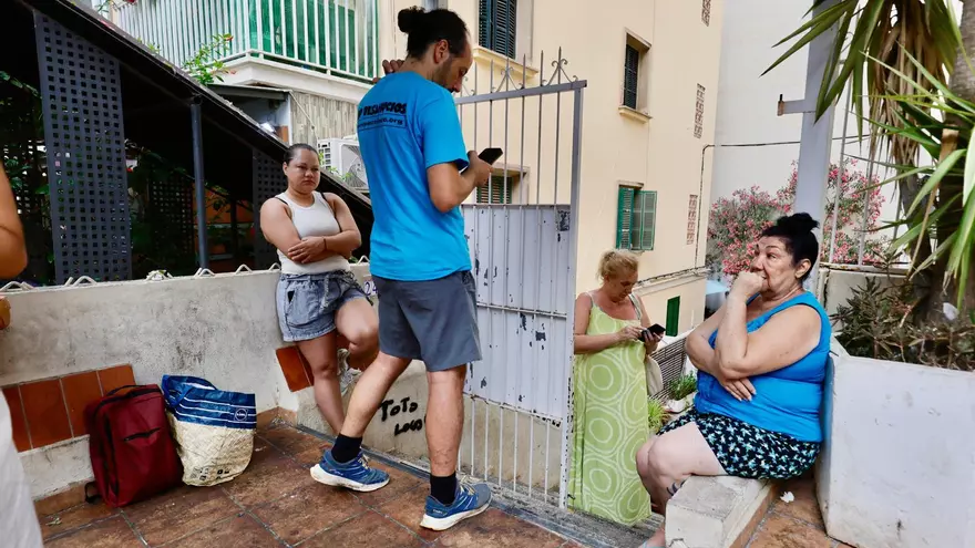 VÍDEO | Aplazado 'in extremis' el doble desahucio en las infraviviendas en Palma del policía local sancionado: "Estamos desesperadas"