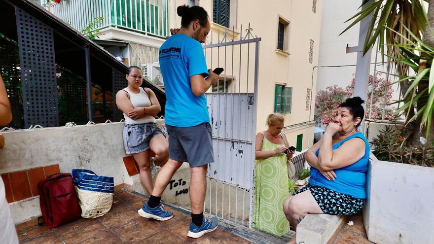 VÍDEO | Aplazado 'in extremis' el doble desahucio en las infraviviendas en Palma del policía local sancionado: "Estamos desesperadas"