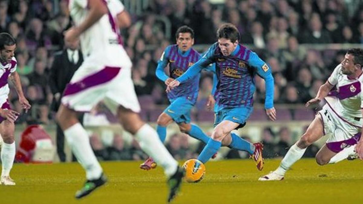Goleador 8 Messi conduce el balón, rodeado de rivales, ante la atenta mirada de Dani Alves, anoche en el Camp Nou.