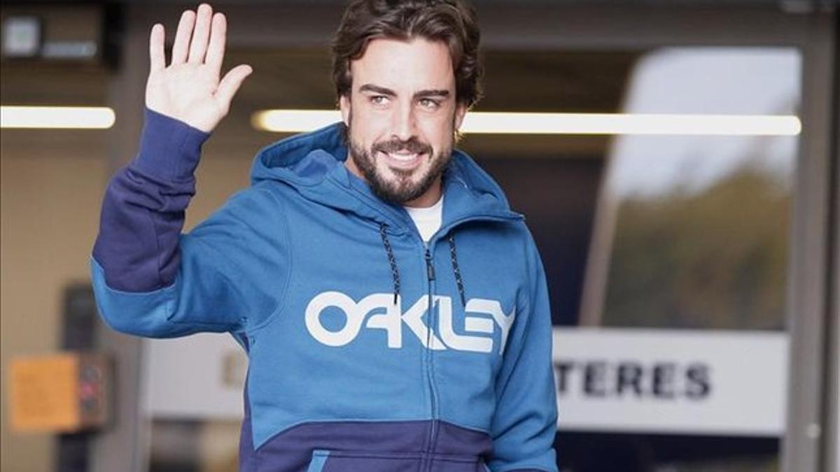 Fernando Alonso saluda a su salida del Hospital General de Catalunya