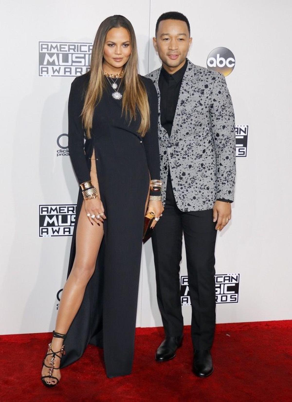 Chrissy Teigen y Jonh Legend en la alfombra roja de los AMAS