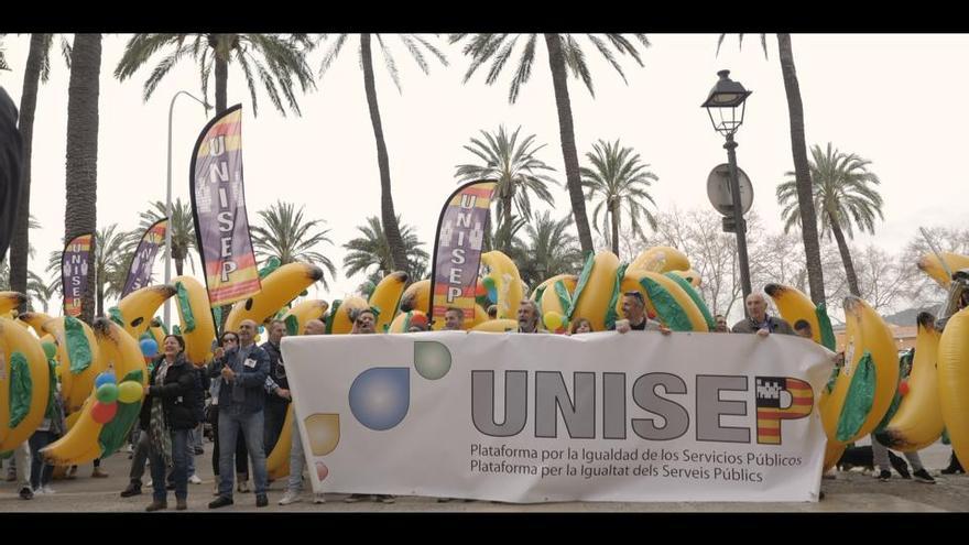 Manifestantes, ayer frente al Consolat de Mar.