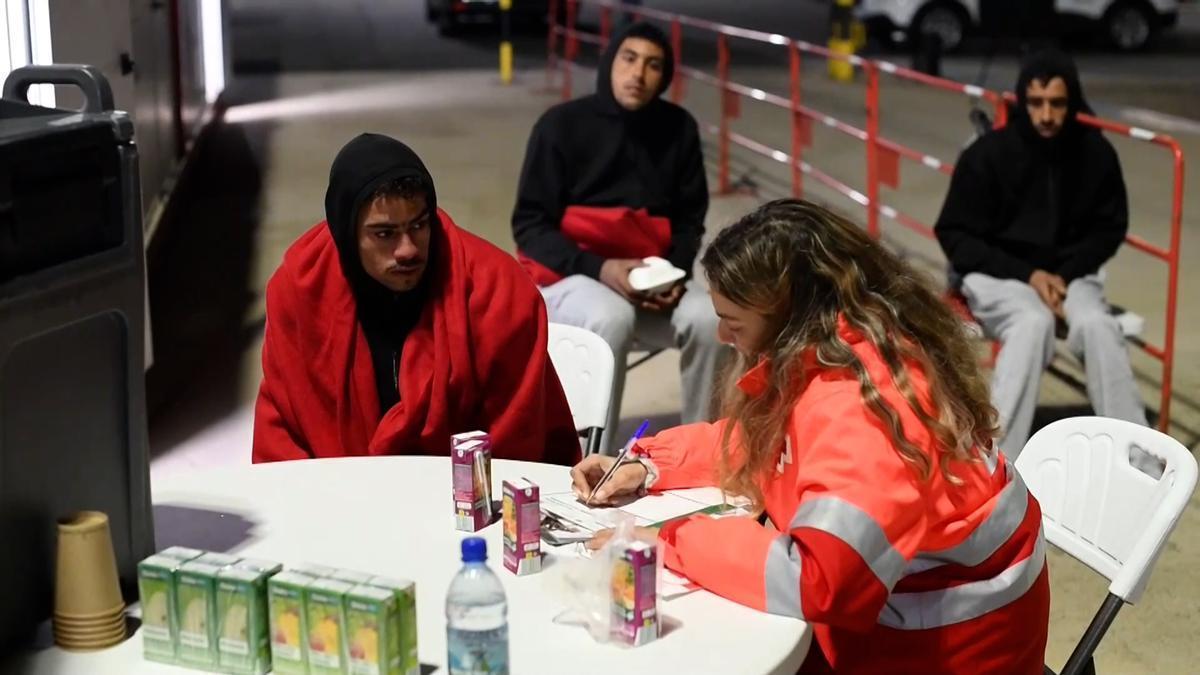 Rescatan un grupo de inmigrantes en una patera frente las costas de Fuerteventura.