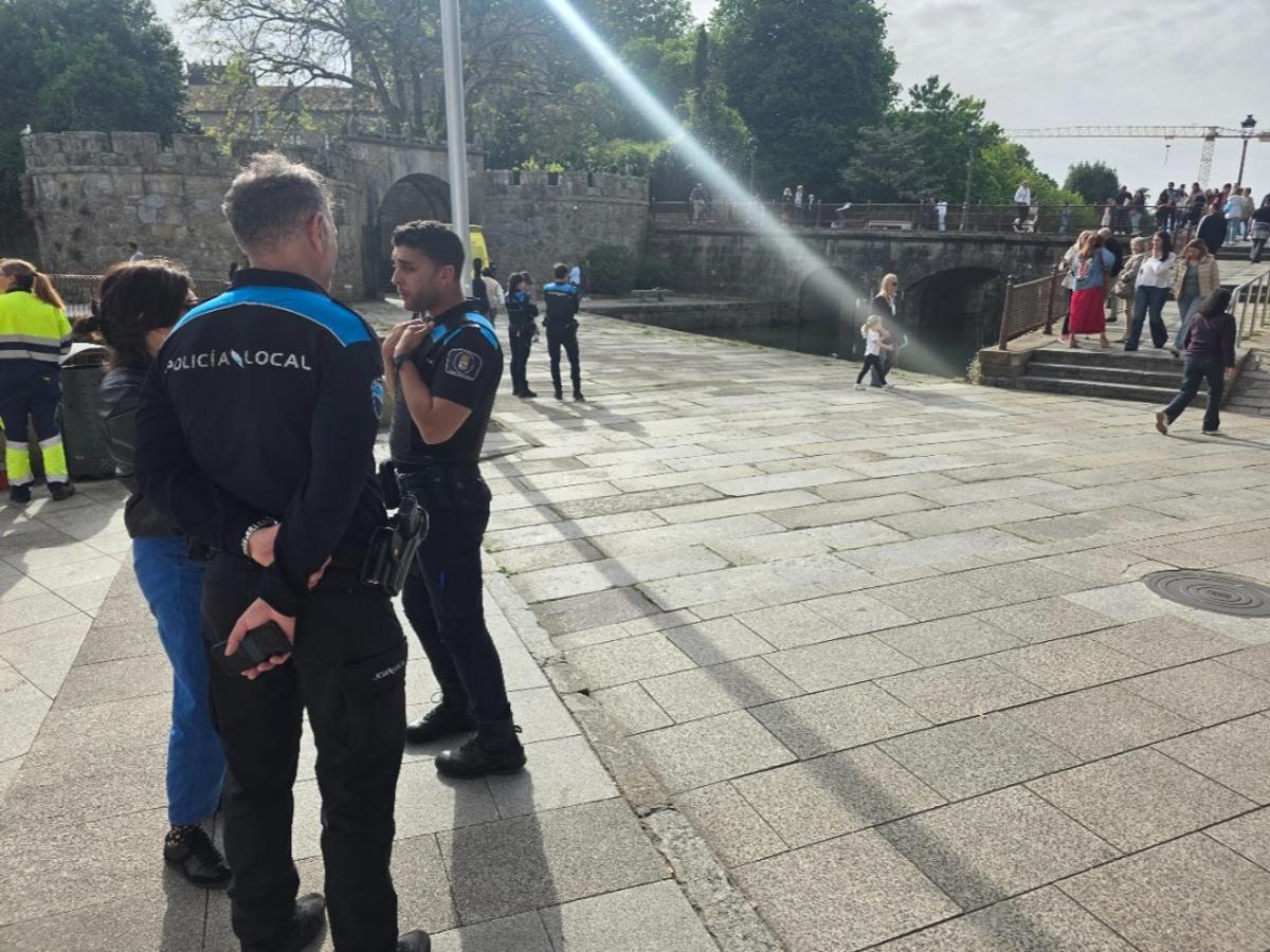 El rescate efectuado en el río O Con congregó a numerosos curiosos y dio lugar a un espectacular despliegue de medios policiales y de emergencias.