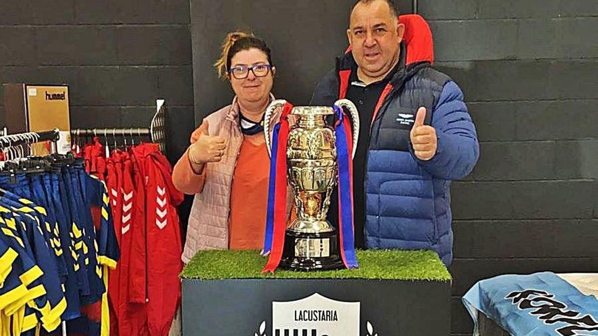 La presidenta Isabel Tarragó i l&#039;entrenador Oriol Alsina, amb el títol de la Copa Federació.