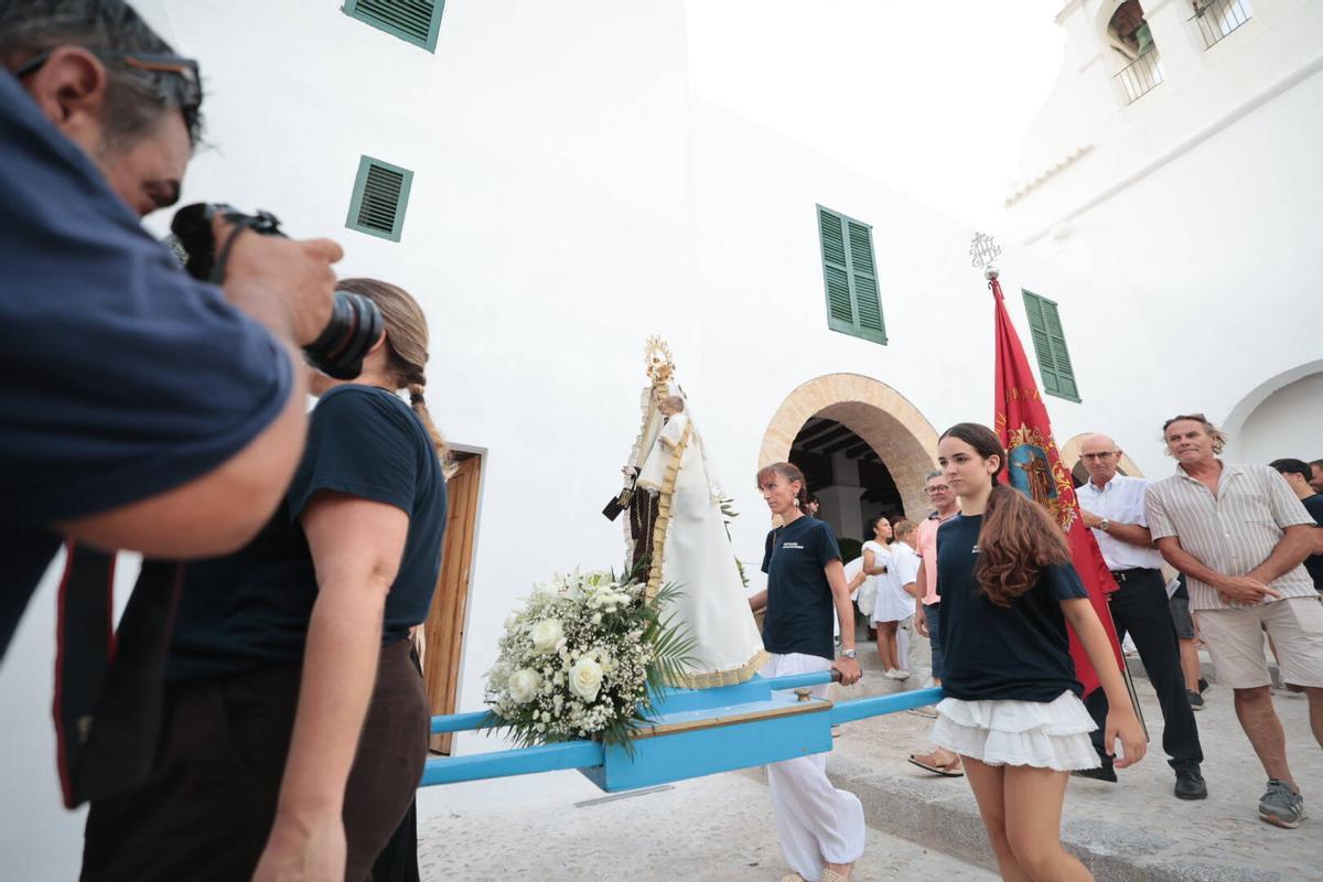 Imágenes de la procesión en honor a la Virgen del Carmen en Sant Antoni