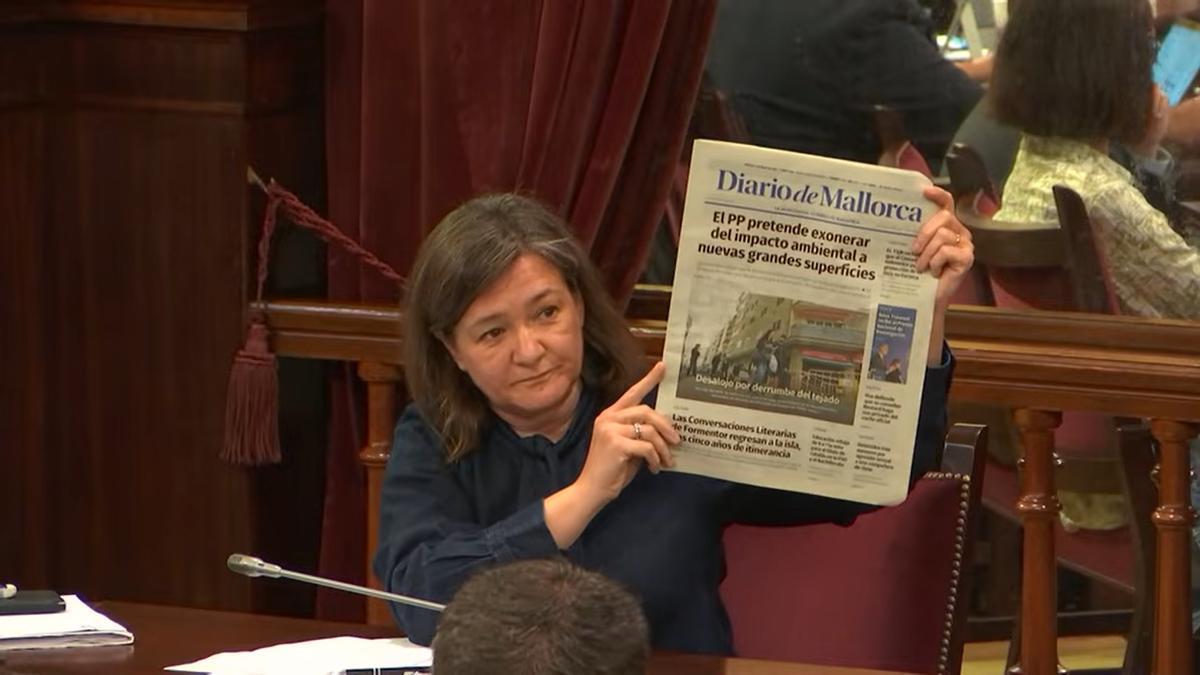 La diputada del PSOE Mercedes Garrido, con la portada de Diario de Mallorca.