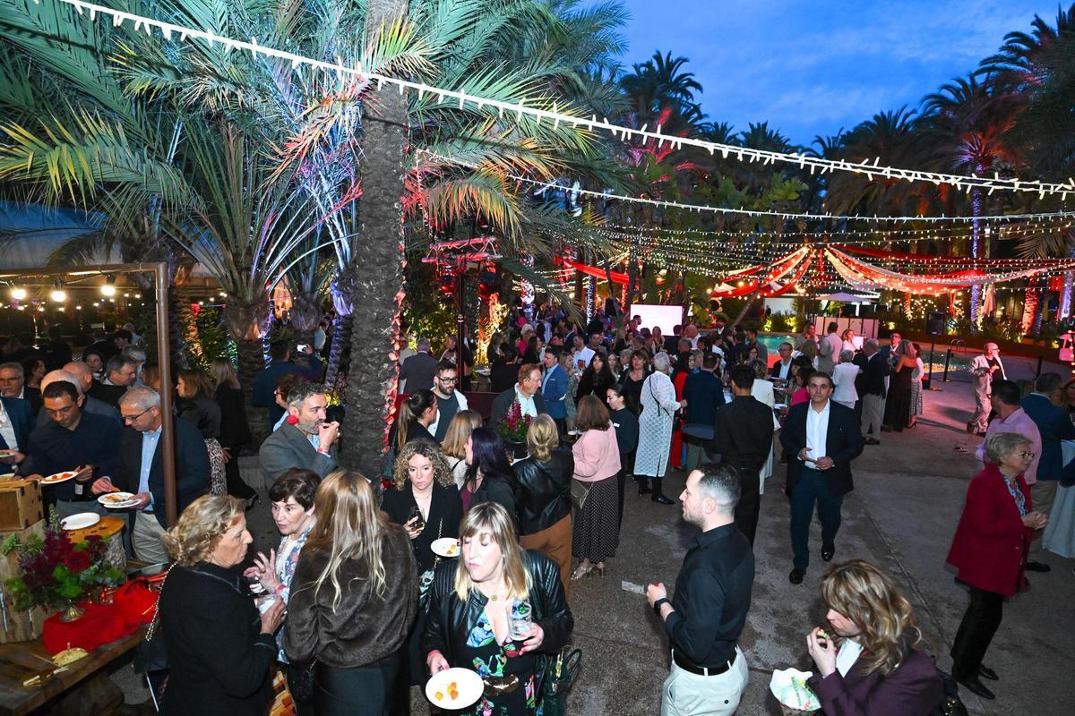 Los jardines del Hotel Huerto del Cura volvieron a demostrar este viernes por qué son uno de los escenarios más singulares de la provincia.