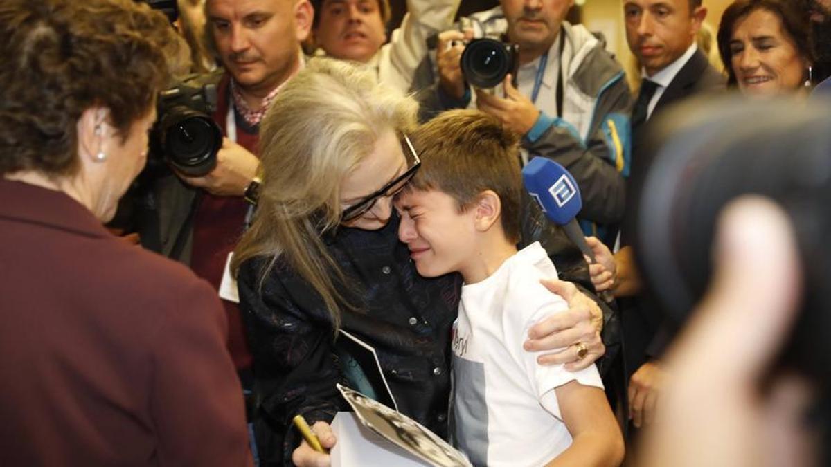 El emotivo abrazo entre Meryl Streep y su &quot;pequeño&quot; gran fan.