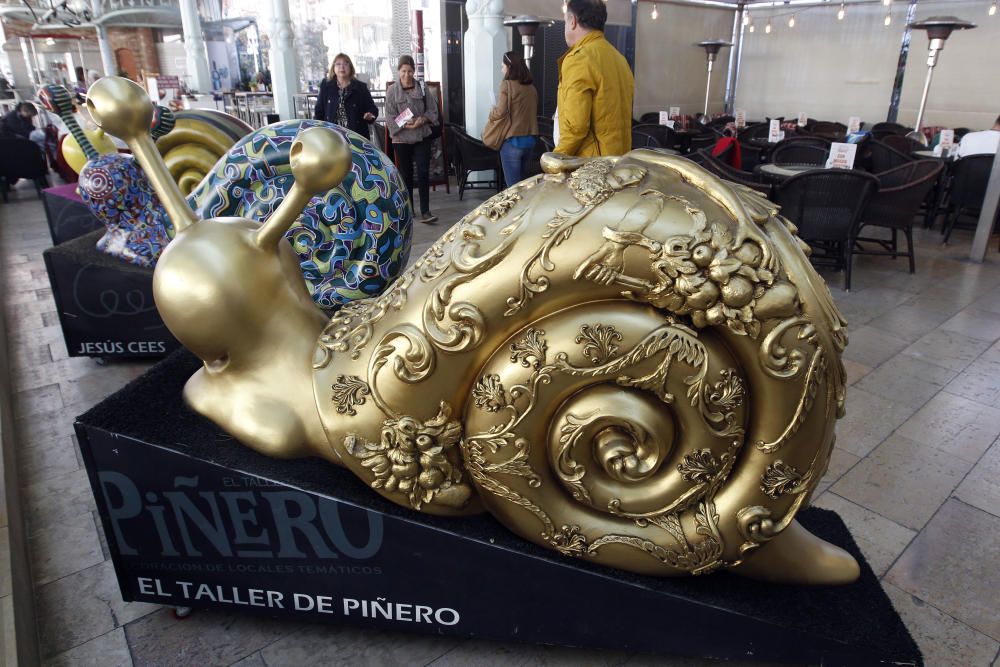 Exposición de caracoles gigantes en el mercado de Colón