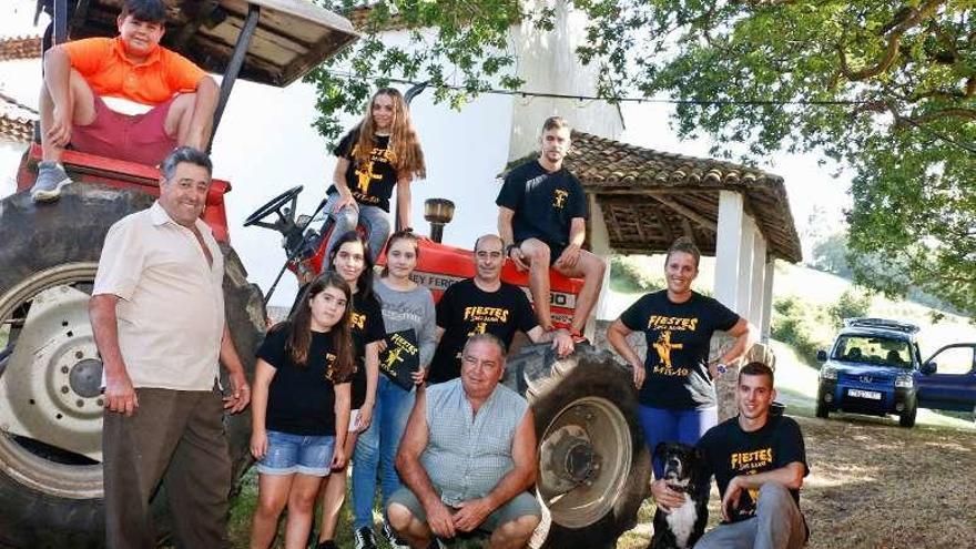 Miembros de la comisión, junto a la ermita de Santa Juliana.