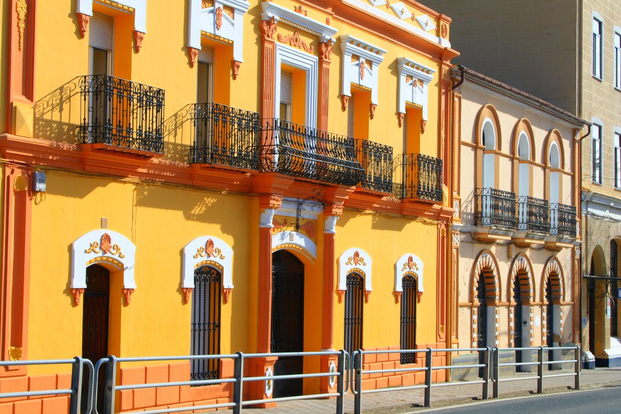 En Baños de Montemayor conviven edificios de distintos estilos arquitectónicos: la arquitectura popular, las casas solariegas y la arquitectura burguesa