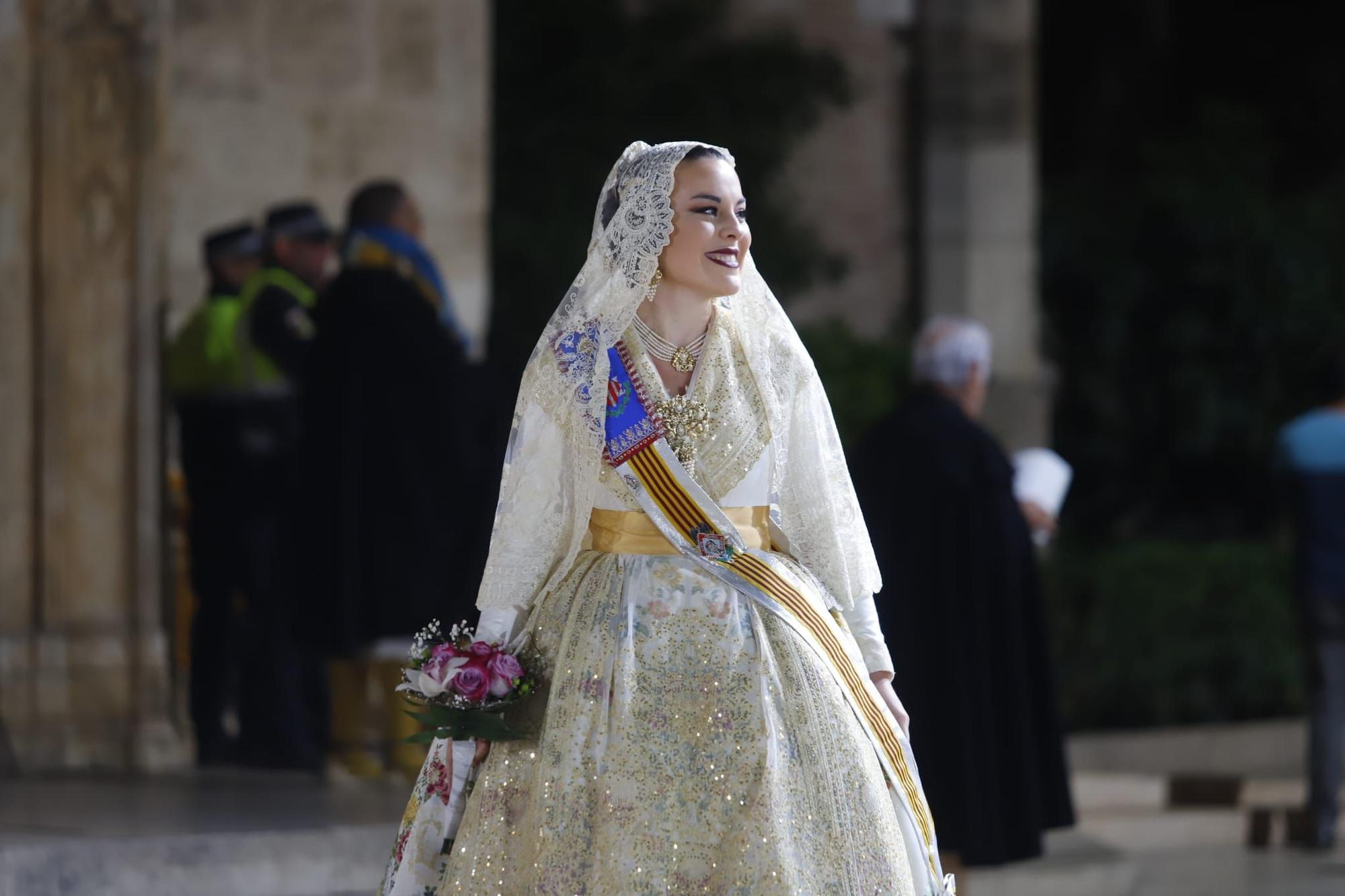 Laura Mengó y su corte coronan la ofrenda a la Virgen