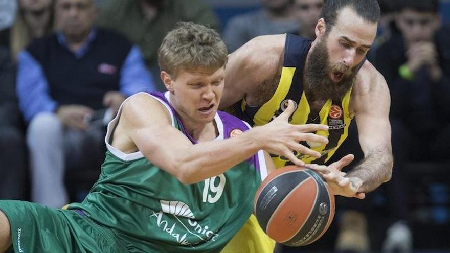 Kuzminskas (i) disputa el balón con Datome (d).