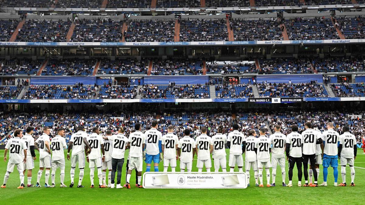 Los jugadores del Real Madrid con el nombre de Vinicius Jr en su espalda en solidaridad con su compañero antes del partido en el estadio Santiago Bernabéu