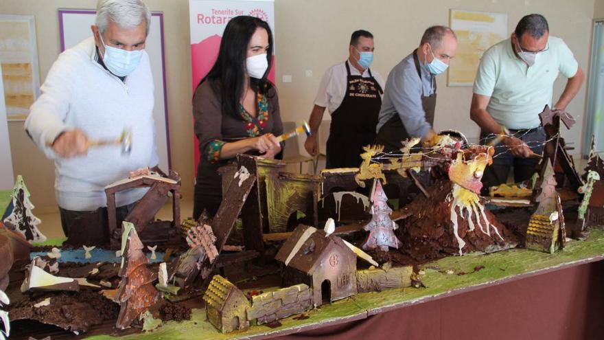 El belén de chocolate recauda 10.600 euros para los niños adejeros