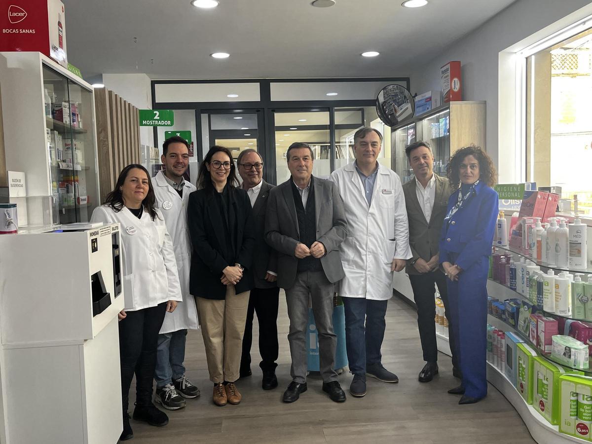 El conselelr de Sanidad, Marciano Gómez, visita una farmacia en Mislata.