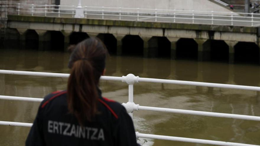 Una ertzaintza en Bilbao.