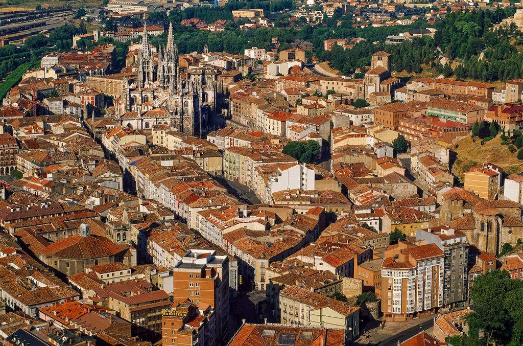 Vista aérea del casco antiguo y de la catedral de Burgos.