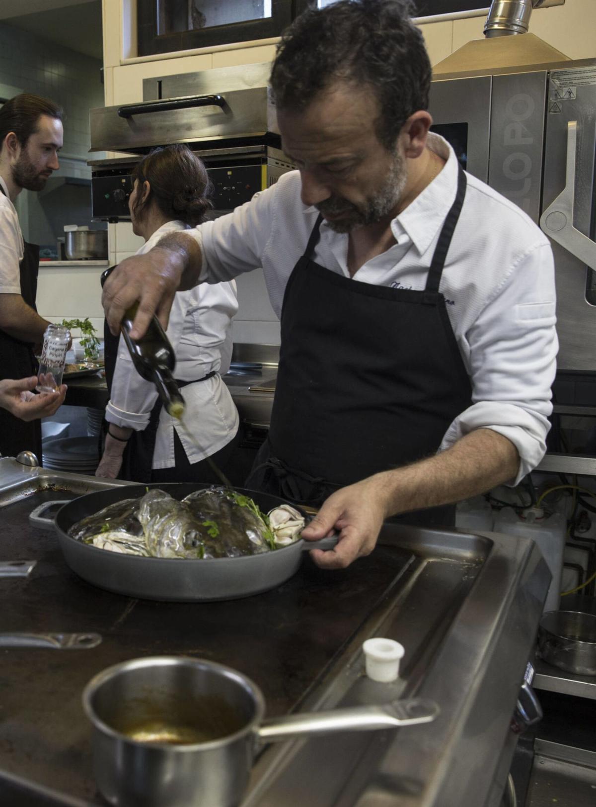 Nacho Manzano, cocinando en Casa Marcial, en La Salgar (Parres), el único dos estrellas Michelin en Asturias. | |  MIKI LÓPEZ