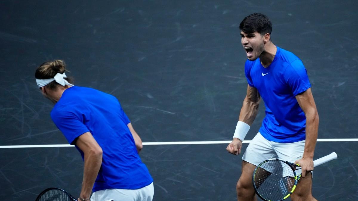 Carlos Alcaraz celebra un punto con Zverev en la Laver Cup