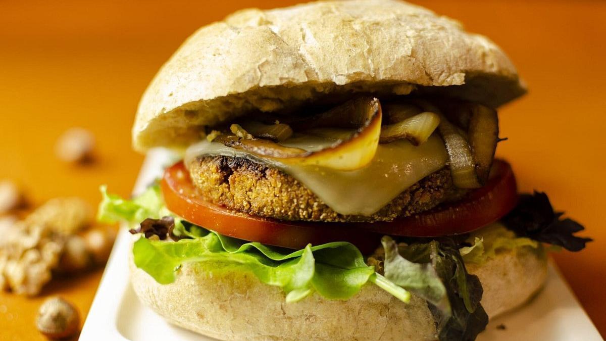 Una hamburguesa casera de frutos secos, servida en Entre Pedras