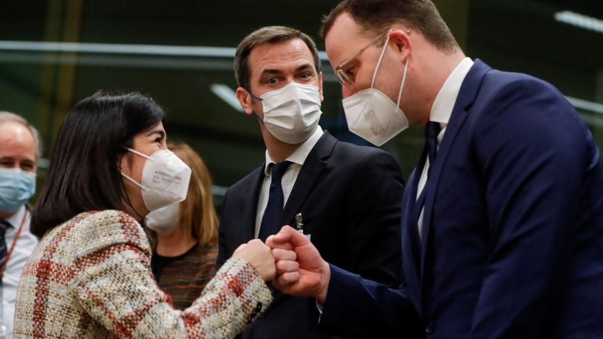 El ministro alemán de Sanidad saluda a Darias en presencia de su homólogo francés. 