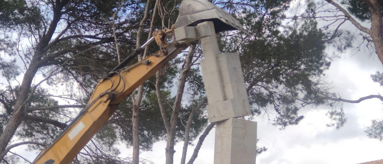 Momento en que la máquina derriba la cruz.