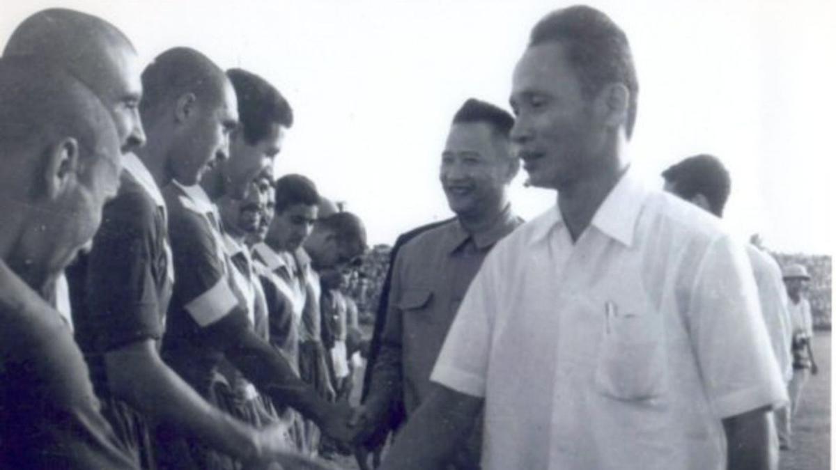 El primer ministro de Vietnam y futbolistas argelinos en 1959. | | NGUYEN DUC MINCH