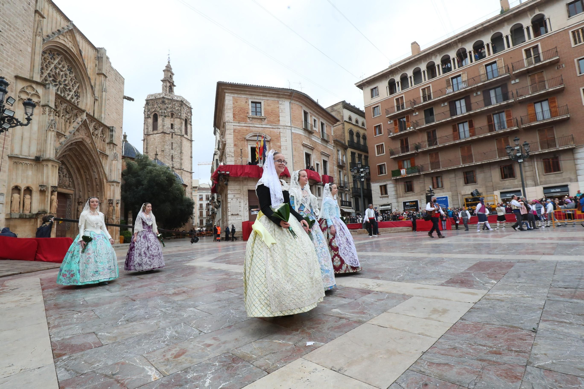 Búscate en el primer día de ofrenda por la calle de la Paz (entre las 15:30 a las 17:00 horas)