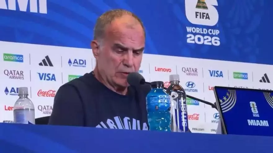 Bielsa asume responsabilidad por la lesión de Araújo, pero defiende el trabajo realizado