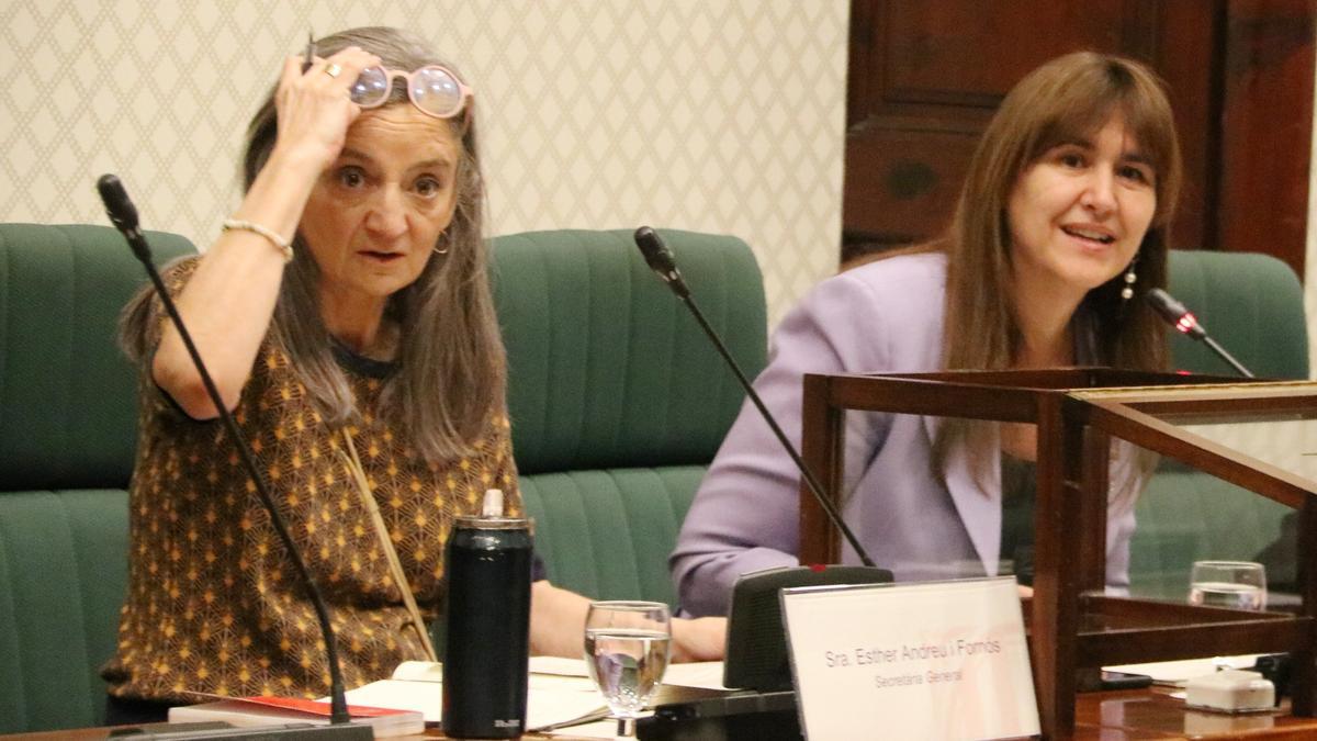 La presidenta del Parlament, Laura Borràs, i la secretària general de la cambra, Esther Andreu, en la constitució de la Comissió d'Estudi sobre el deute històric de l'Estat amb Catalunya