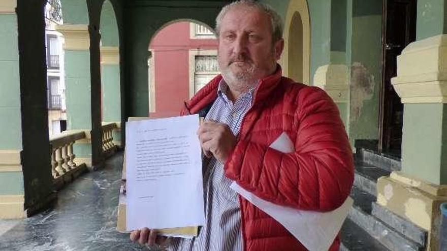 Fernando Álvarez, &quot;Cañón&quot;, en el Ayuntamiento de Tineo.