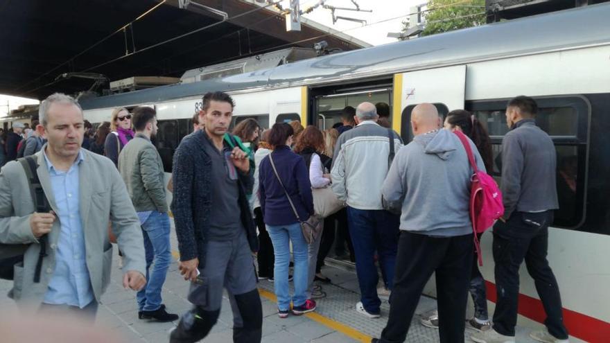 Usuarios suben a un tren, hoy por la mañana en el corredor Palma-Inca