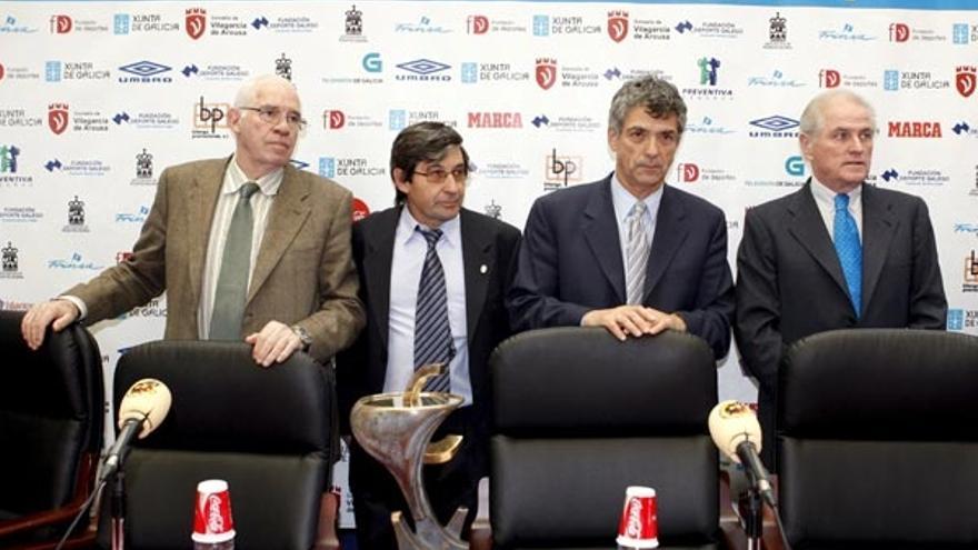 Manuel Diz, flanqueado durante la presentación por Luis Aragonés, Ángel María Villar y Ramón Calderón.