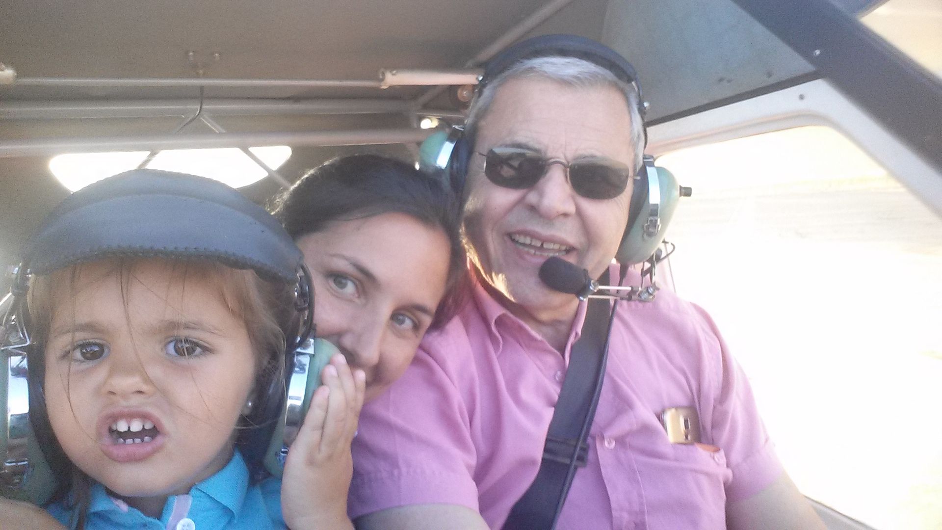 Bautismo de aire con la avioneta de su abuelo, Agustín Medina, en Almansa